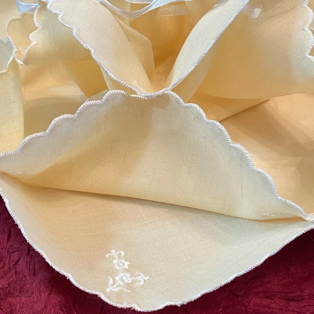 Circa 1900 Vintage Handmade Embroidered Linen Roll/Biscuit/Muffin Holder